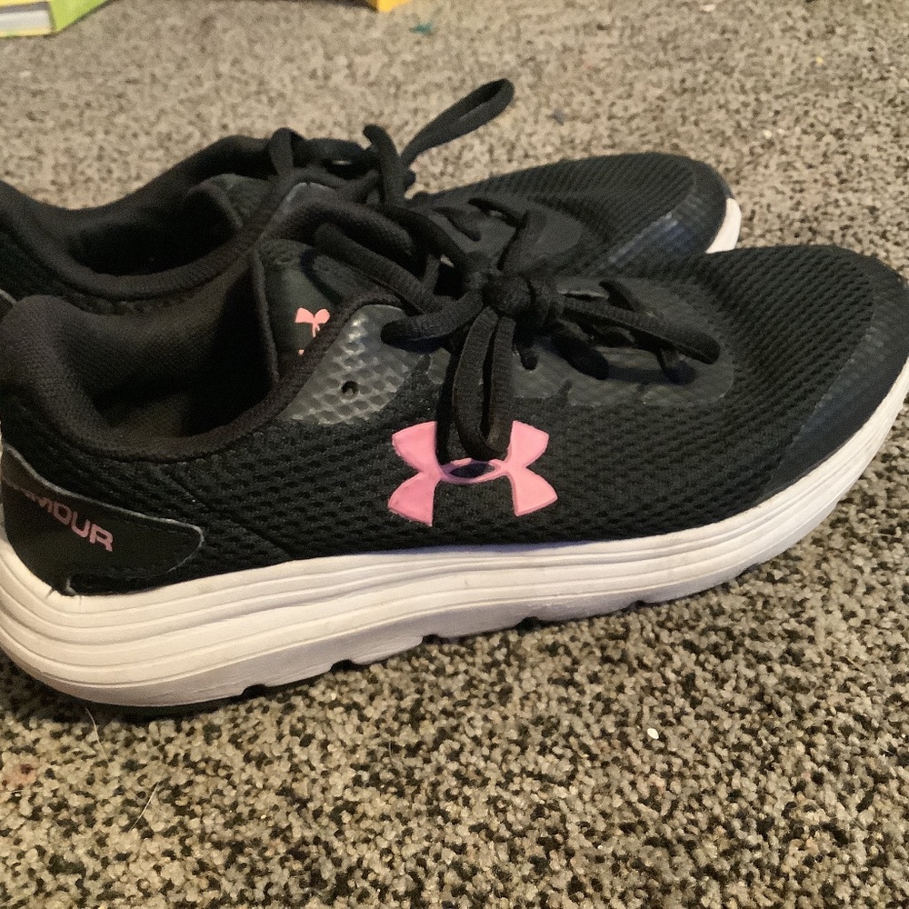 Under armour surge tennis shoes